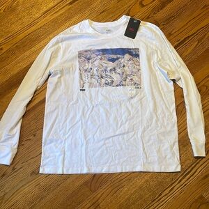 NWT Men’s Levi’s T shirt